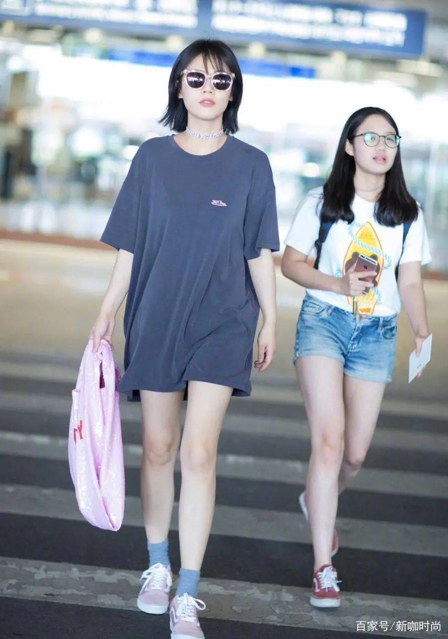 样式|马思纯简约起来不简单，T恤直接当成裙子穿，白皙美腿太抢镜