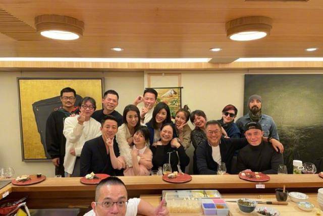 大寿|林心如妈妈70大寿真有排场！穿深V裙变名媛，霍建华献唱表孝心