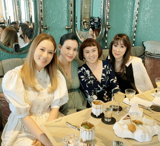 徐子淇|徐子淇罕见参加豪门聚会，穿娃娃裙戴网红发卡，同框林恬儿没气场