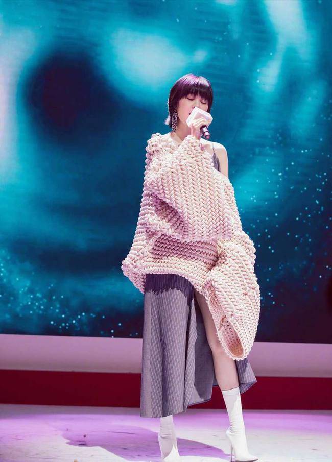 条纹|郁可唯人到中年,短发搭配毛衣意外减龄又时髦!