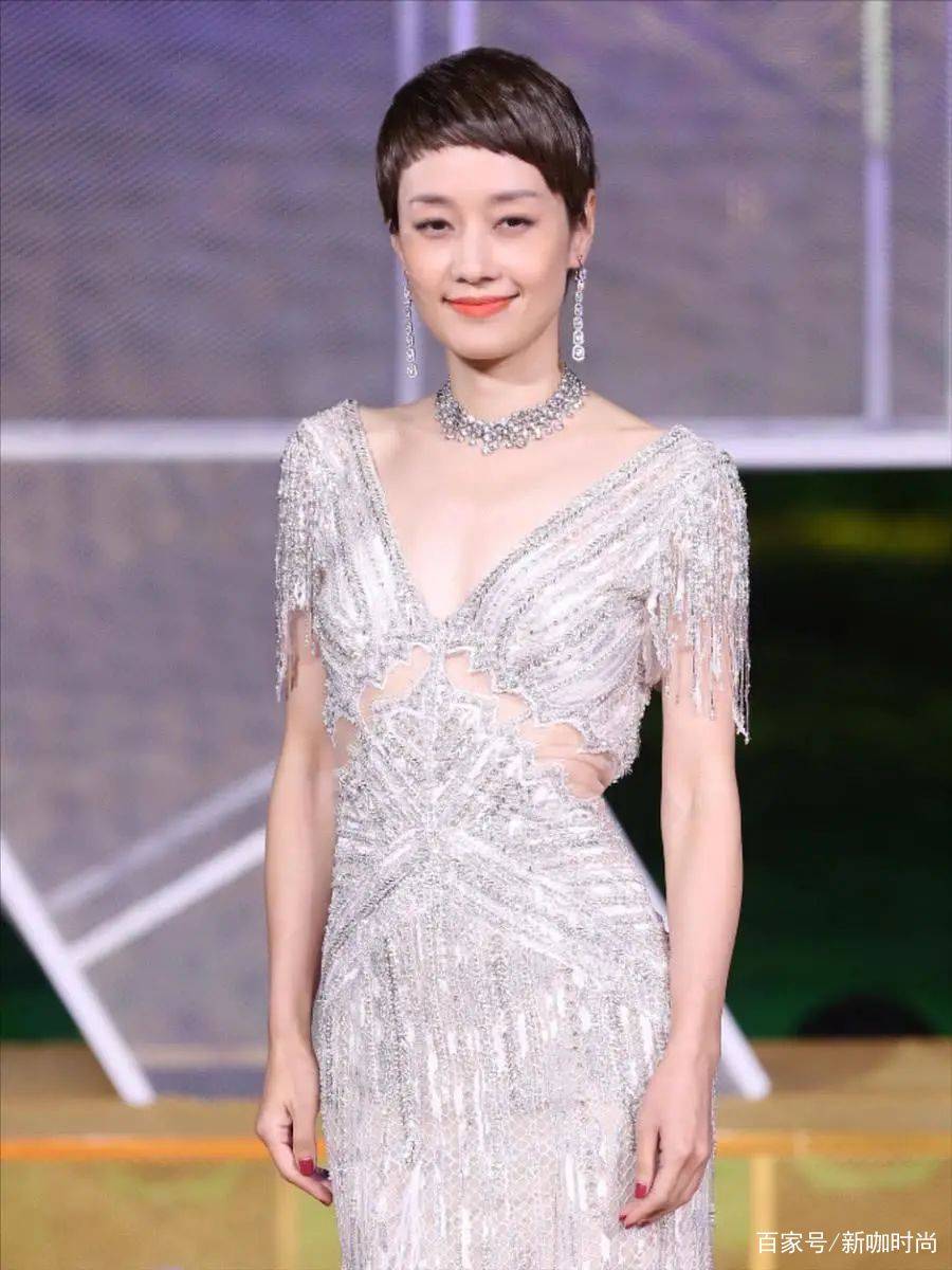 马伊琍|马伊琍愈发迷人，一袭露肩“青花瓷”长裙，身材气质双绝