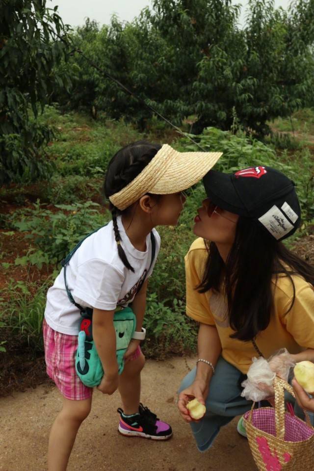 黑色|章子怡穿白色服装真好看，海边照相披印花丝巾，回眸一笑美艳动人