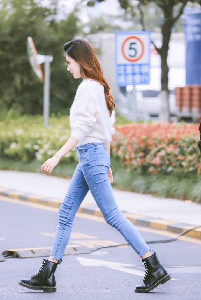 造型|路人镜头下的徐璐太瘦了，穿紧身牛仔裤还有褶，这身材我酸了