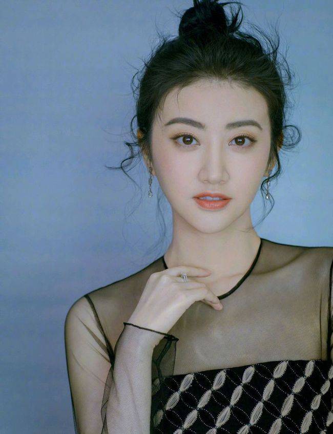 景甜|景甜穿搭很高级，身穿杏色吊带连衣裙气质可人！
