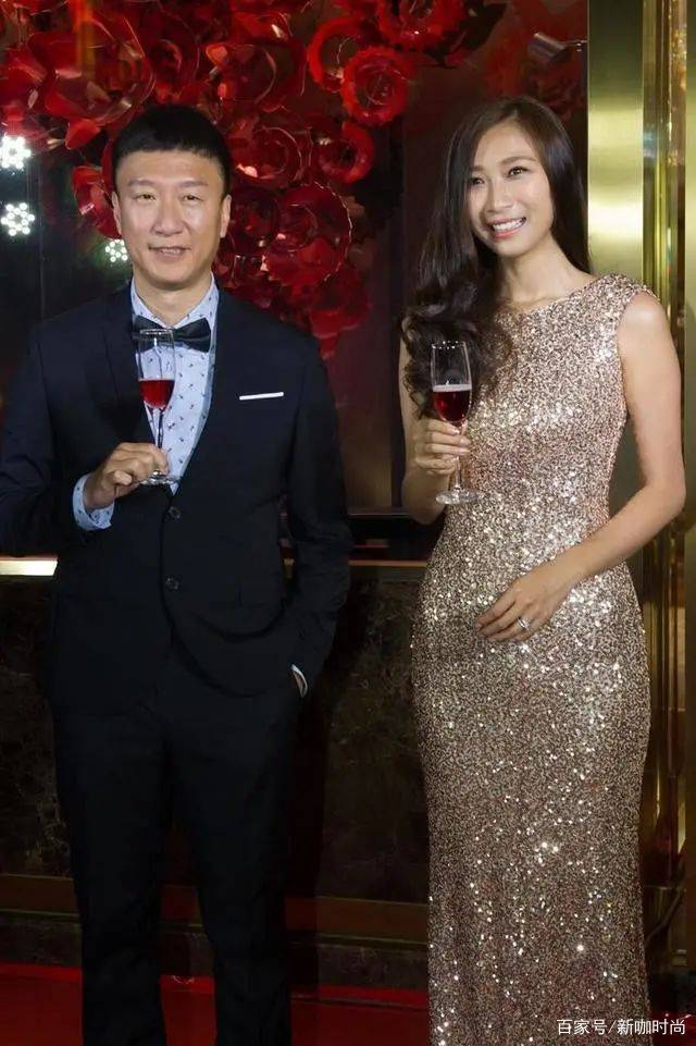 亮片|孙红雷小15岁娇妻真有范，穿金色亮片裙华丽又大气，颜值身材俱佳