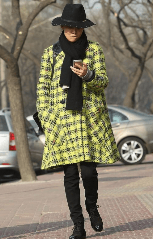 牛莉|牛莉造型崩了?礼帽配围巾像上海滩女主角,大衣颜色却意外显廉价