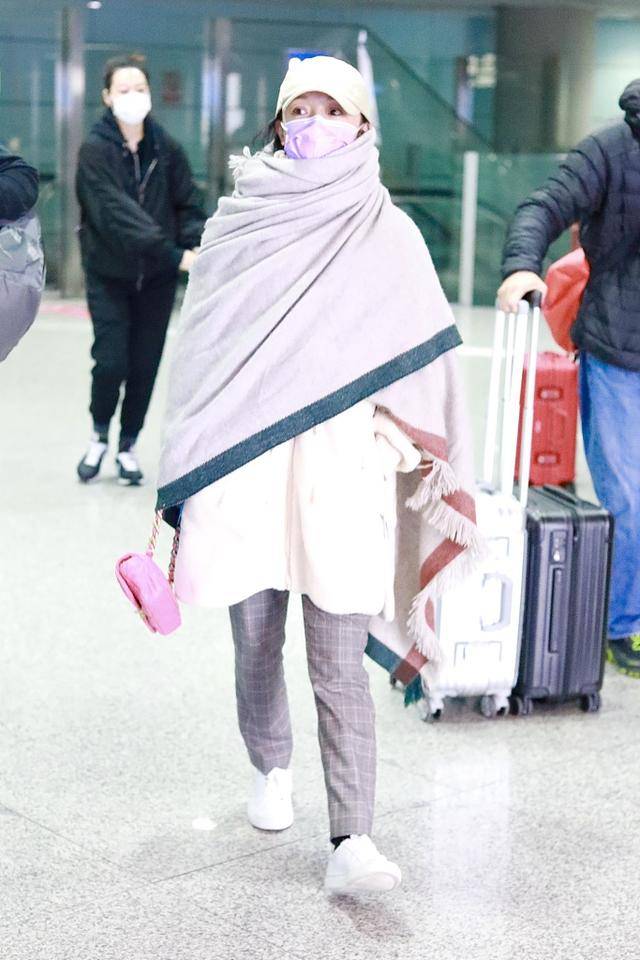 仙女|周迅机场又作妖，裹着毛巾就为了保暖，根本顾不上好看不好看