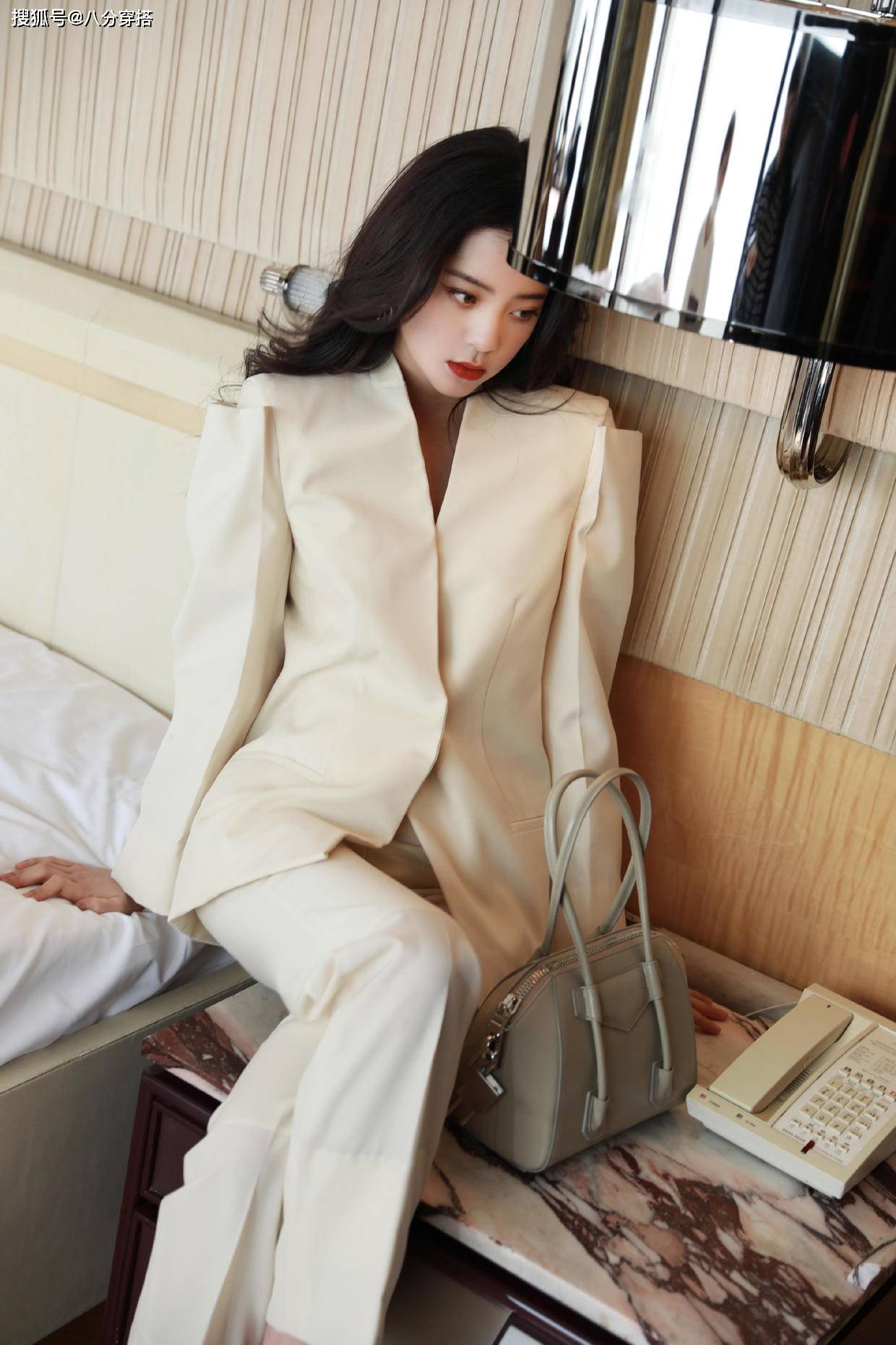 美眉|欧阳娜娜与妈妈同穿黑裙比美，一个娇俏一个稳重，养眼又时髦