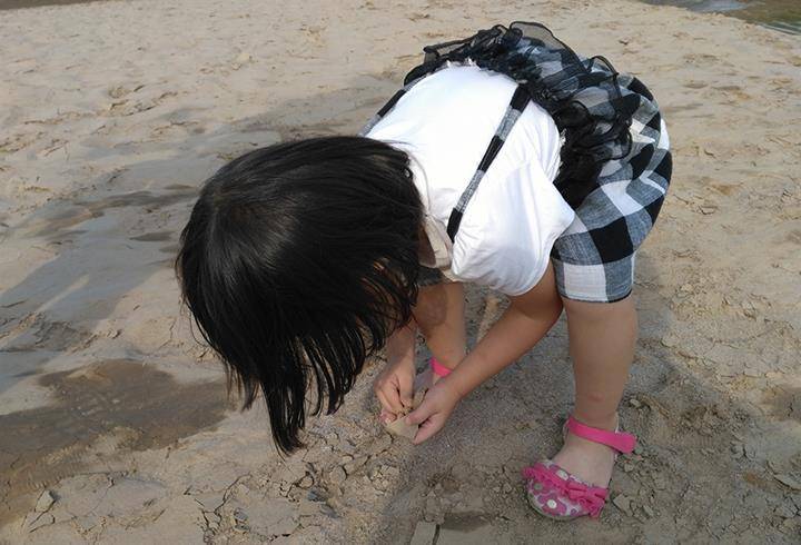 什么|孩子的书包里都装了什么？大蒜、包子、彩纸……堪称“百宝箱”