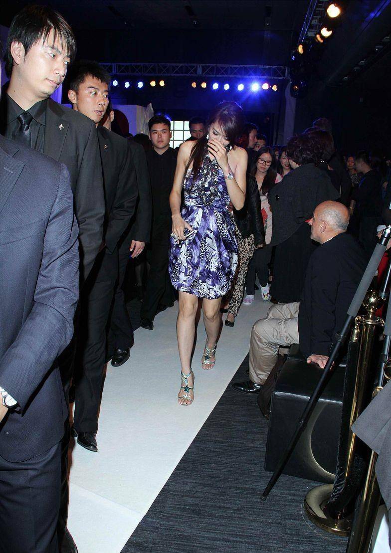 整体|孟广美的身材挺占便宜的，穿紧身的裙子，有一种独特的魅力