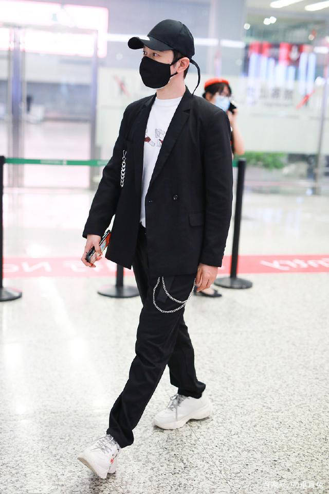 去油|黄晓明是怎么去油成功的?T恤西装小鲜肉,又收获一大堆迷妹