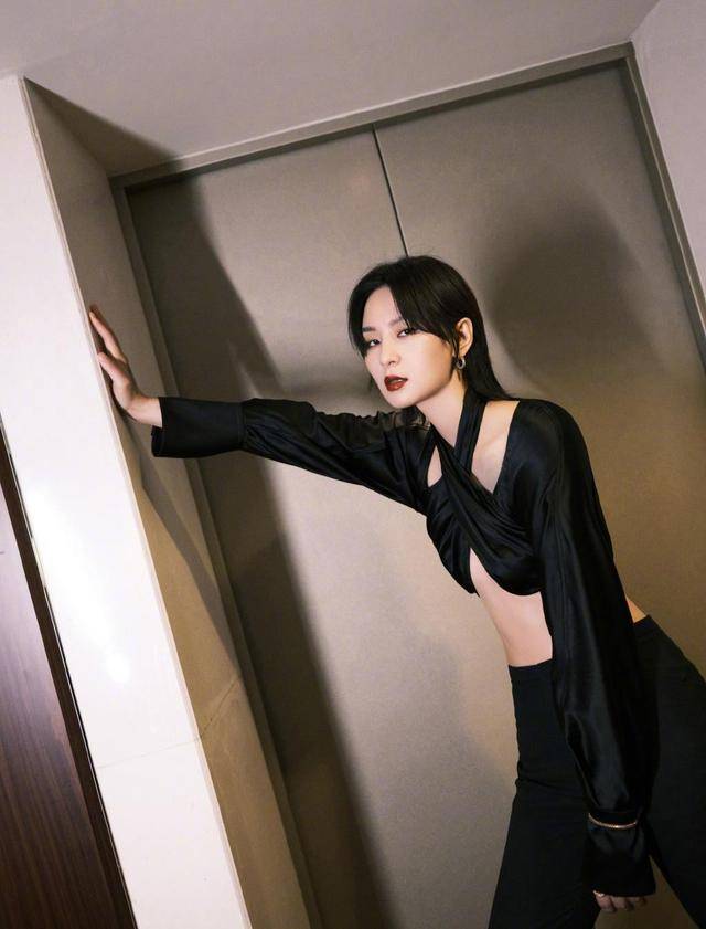 一身|周笔畅的造型让人难理解，“平板”身材穿挂脖上衣，一身黑挺高级
