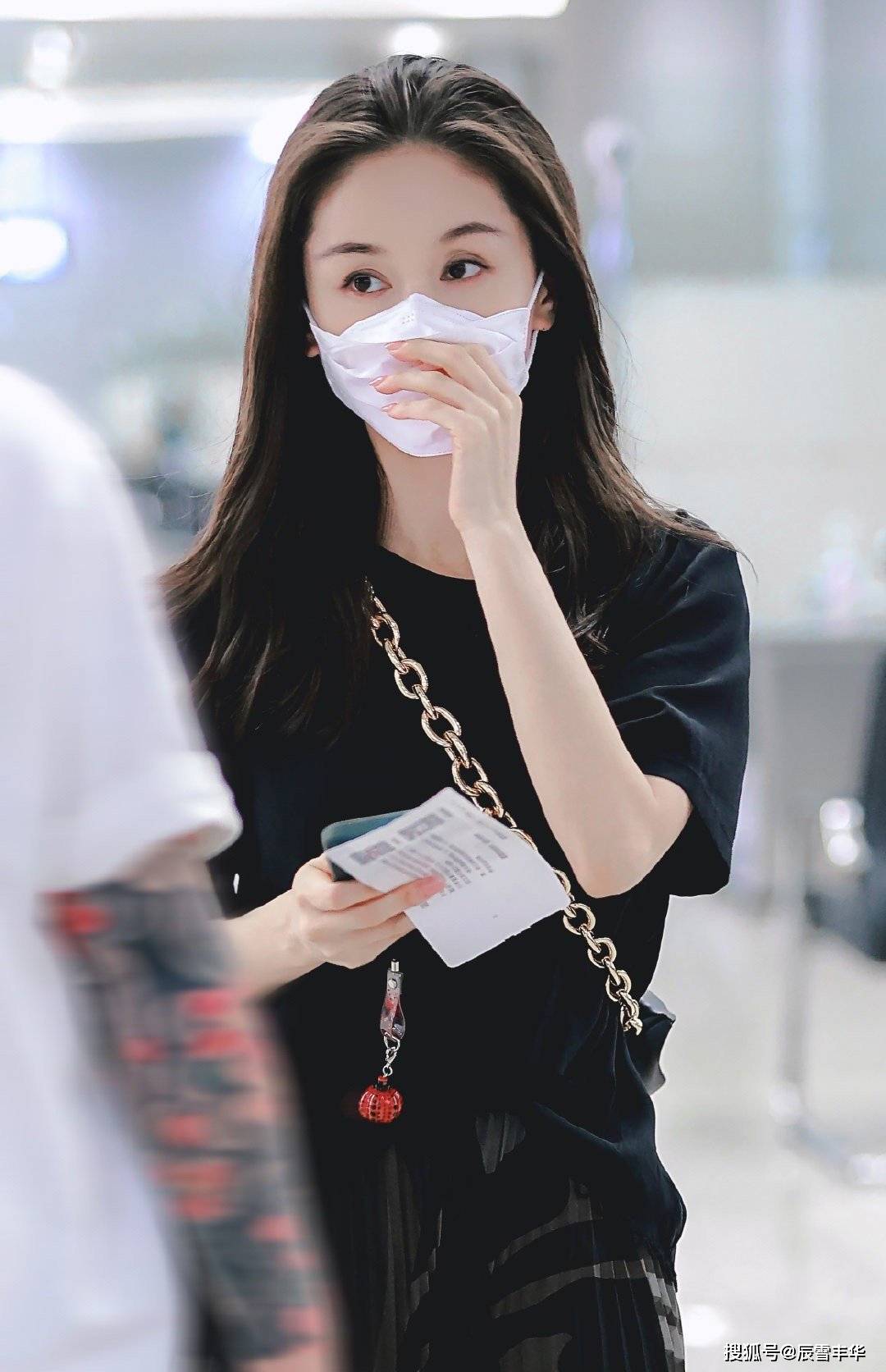 黑色|学王子文穿一身黑色,T恤配“薄纱”印花裙,全黑造型一点不沉闷