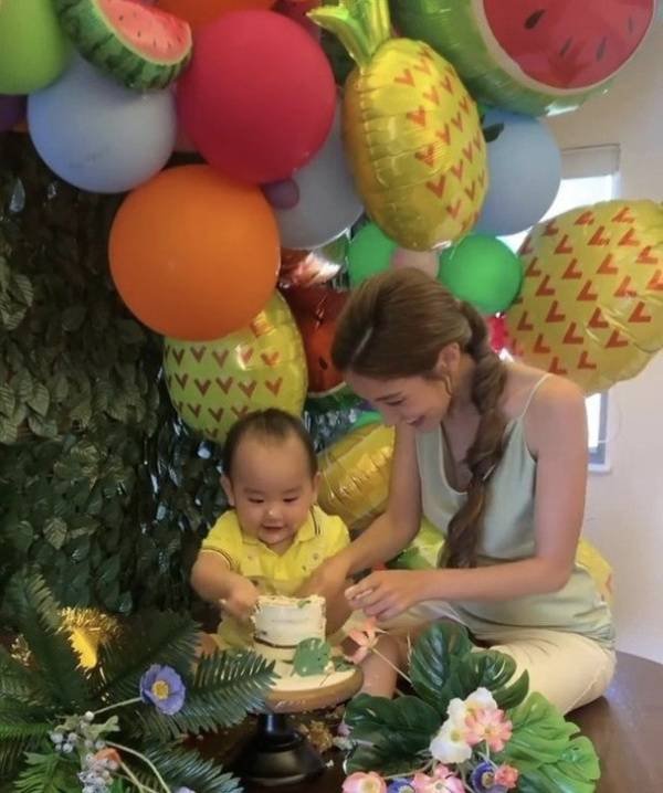 次子|郑嘉颖夫妇为次子庆生，小22岁娇妻穿吊带撞脸娜扎，盘腿坐真牛