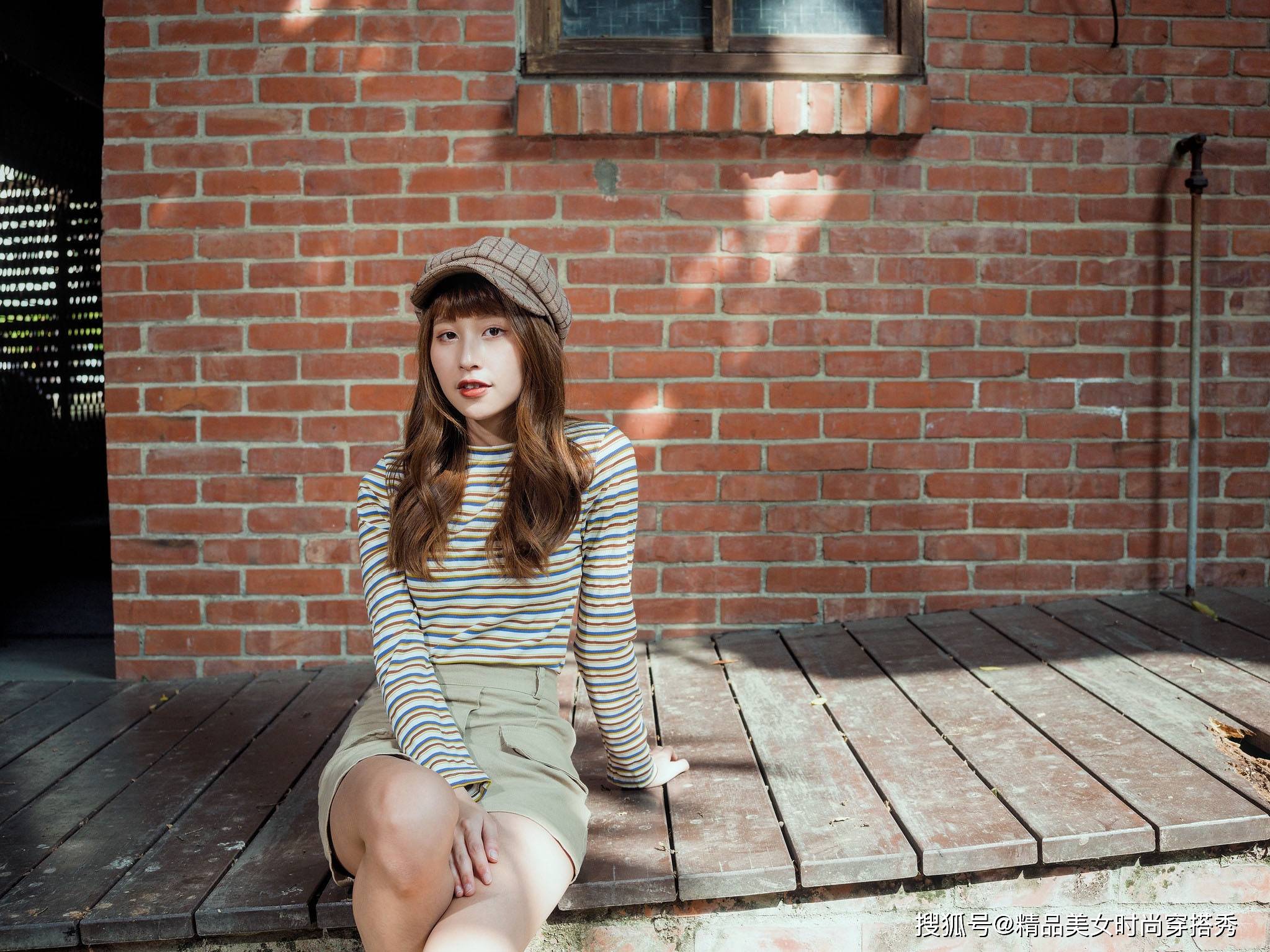 展现大|小个子女生夏天穿“条纹衫”，搭配高装袜，休闲又潮范十足