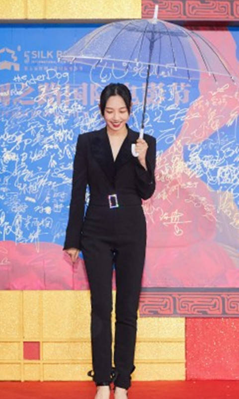 身材|白百何太在意身材，红毯上穿连体裤代替礼服，提高腰线真显腿长