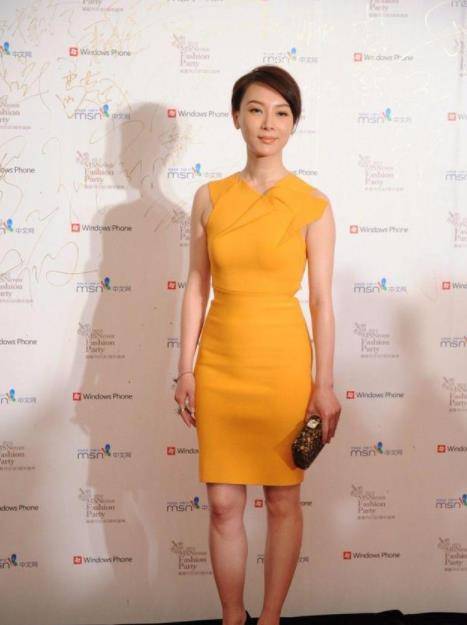 贴肤|陈数就是自信，穿紧身裙肚子直接鼓起来，幸亏颜值气质加分不翻车