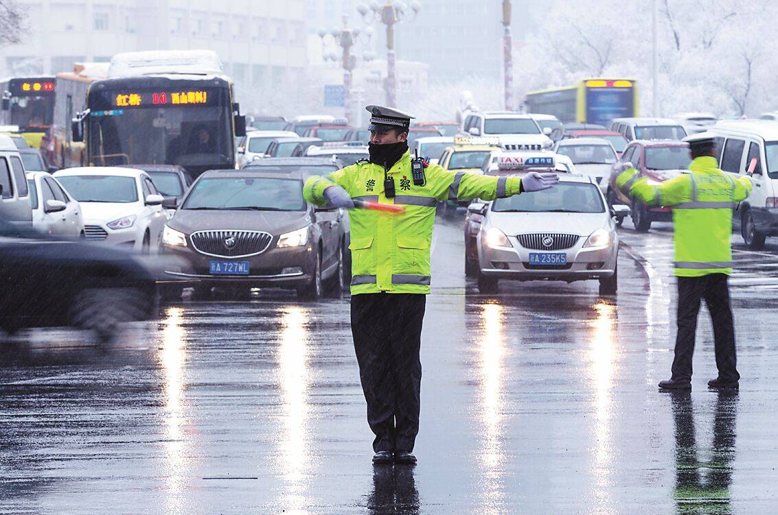 交警指挥优先于其他任何交通信号,但是可能由于平常车主们对于这些