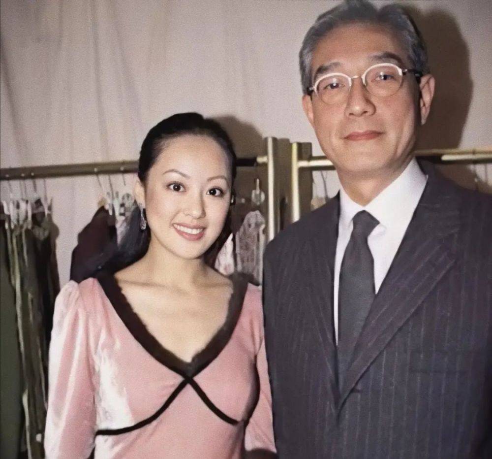 漂亮|章小蕙才是真名媛，穿白裙媚而不俗，发福的身材反而有女人味！