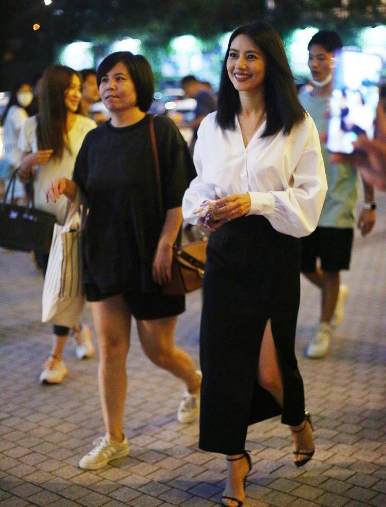 肤质|高圆圆白衬衫配开叉裙,既秀身材也秀气质,低头浅笑亲和力十足