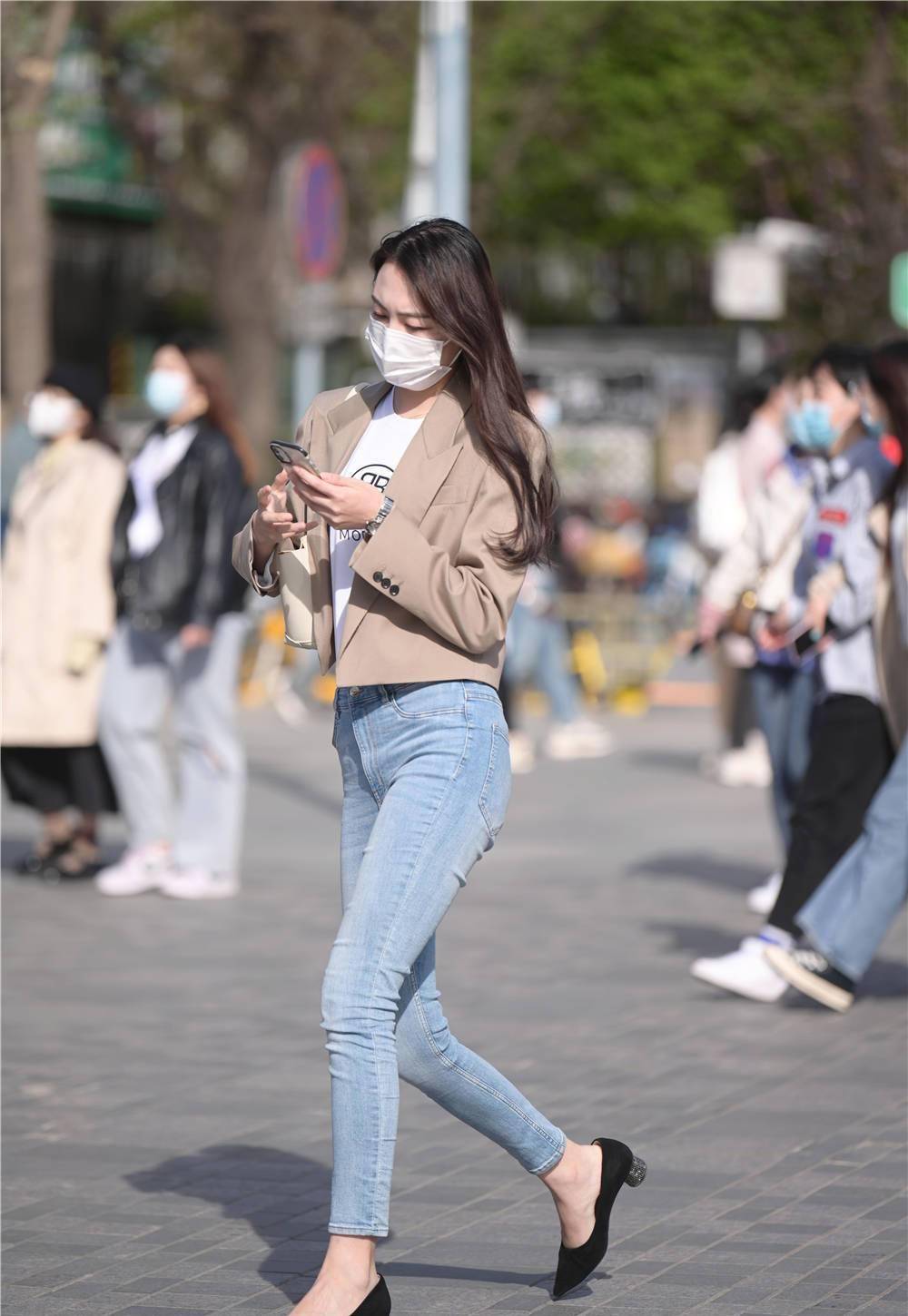 季节|好看的紧身牛仔裤，在这个季节穿着刚刚好，搭配什么鞋子更好看？