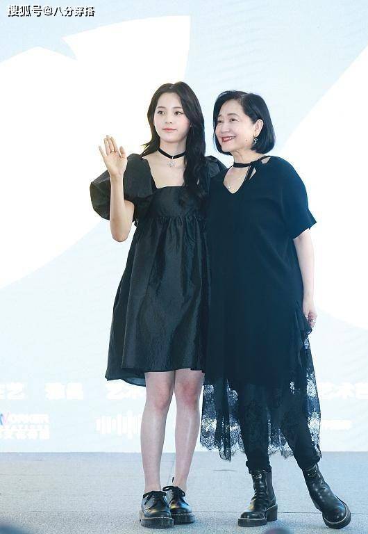 美眉|欧阳娜娜与妈妈同穿黑裙比美，一个娇俏一个稳重，养眼又时髦