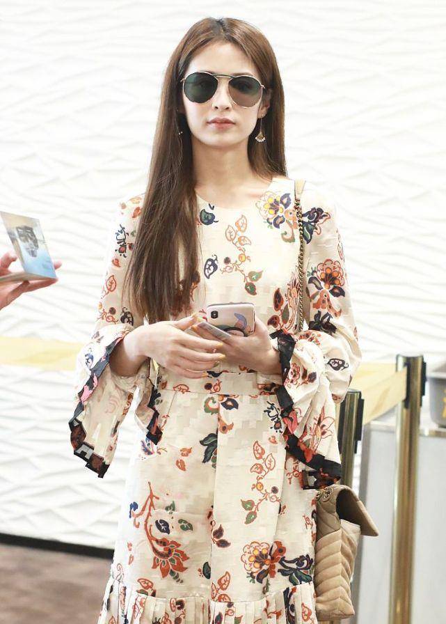 设计|颖儿身材真是恰到好处，穿V领礼服肋骨明显，曲线越瘦气场越犀利