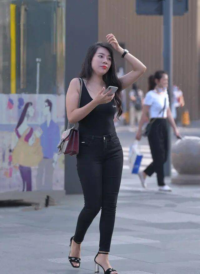 卫衣|黑色紧身打底裤搭配红色单肩包，全身是亮点，减龄效果好