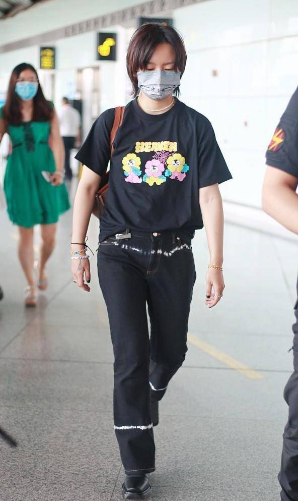 一身|周笔畅的造型让人难理解，“平板”身材穿挂脖上衣，一身黑挺高级