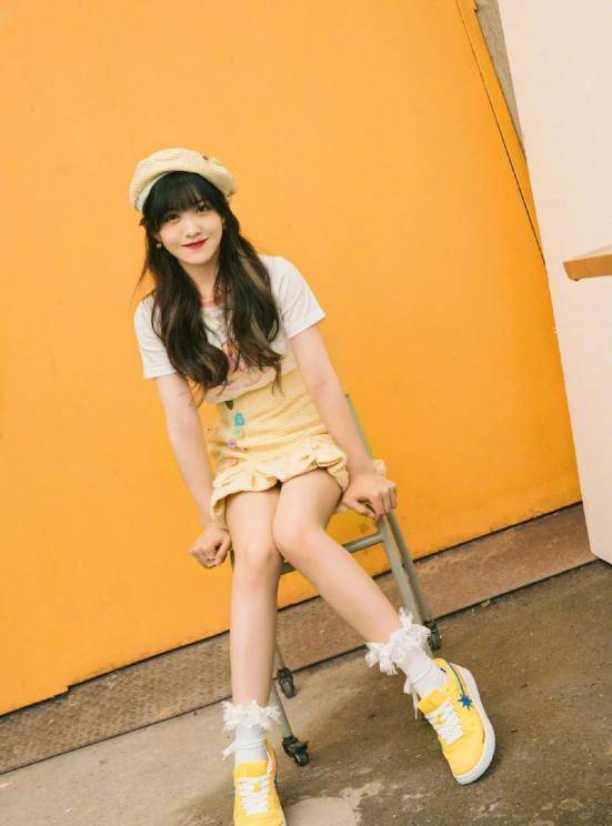 花瓣|赖美云新歌上线，穿“儿童裙”毫无违和感，夏日写真俏皮灵动