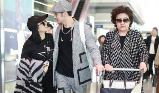 下半身|钟丽缇挽婆婆秀和谐,穿紧身裤曲线真美,婆婆虽发福却更显时髦