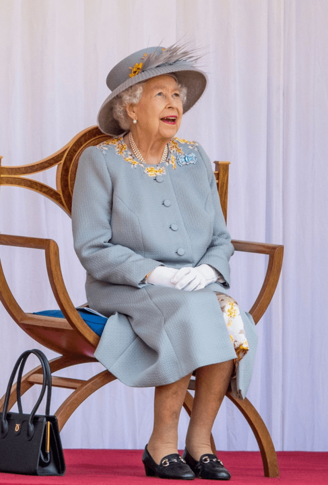 女王|英国70岁长公主贼懂蓝色！穿格纹裙嫩到掐出水，笑靥如花接班女王