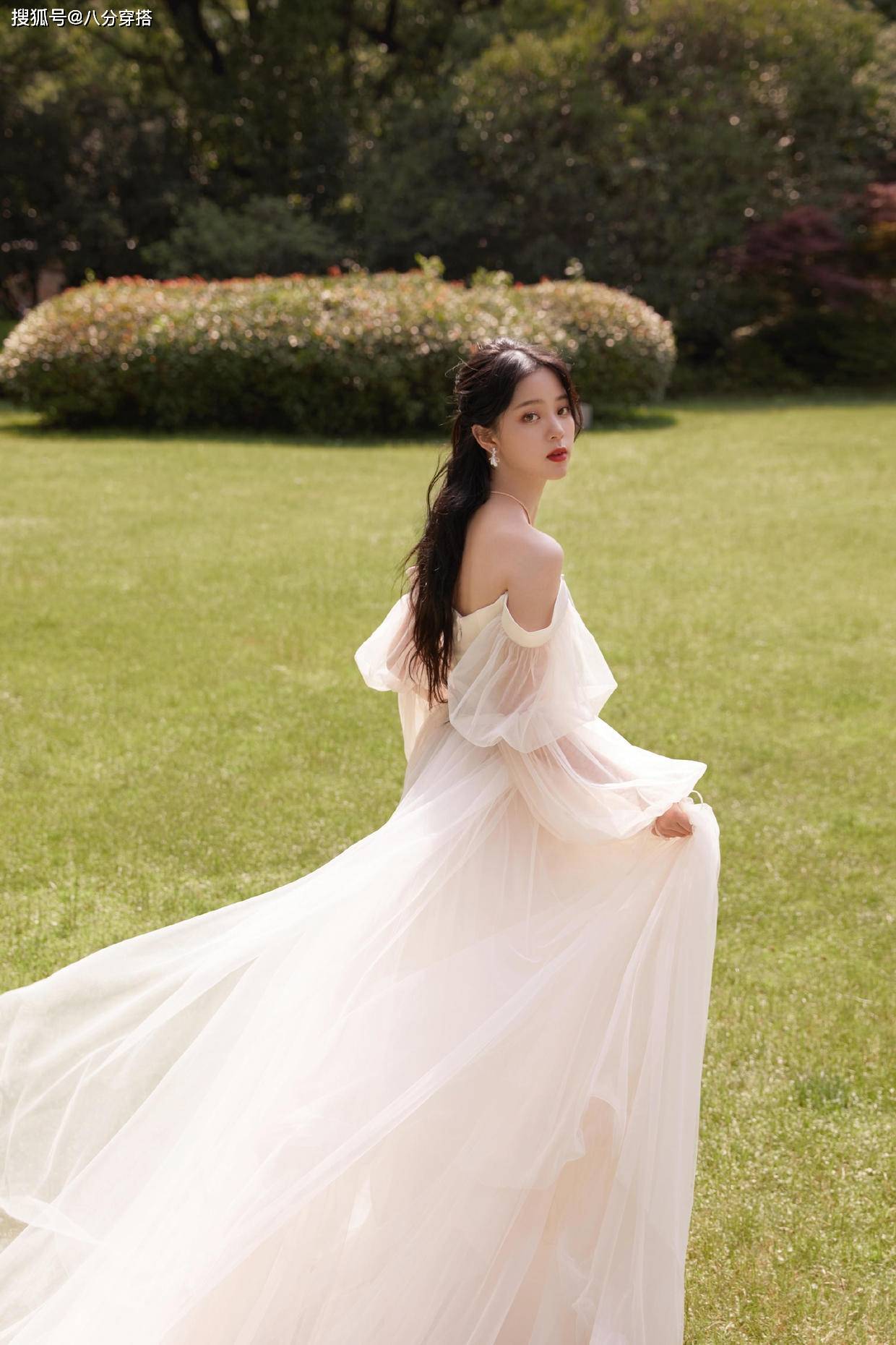美眉|欧阳娜娜与妈妈同穿黑裙比美，一个娇俏一个稳重，养眼又时髦