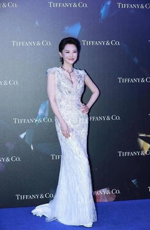 连体|优雅的女人永不衰老,50加的许晴身穿礼服,依旧优雅美丽