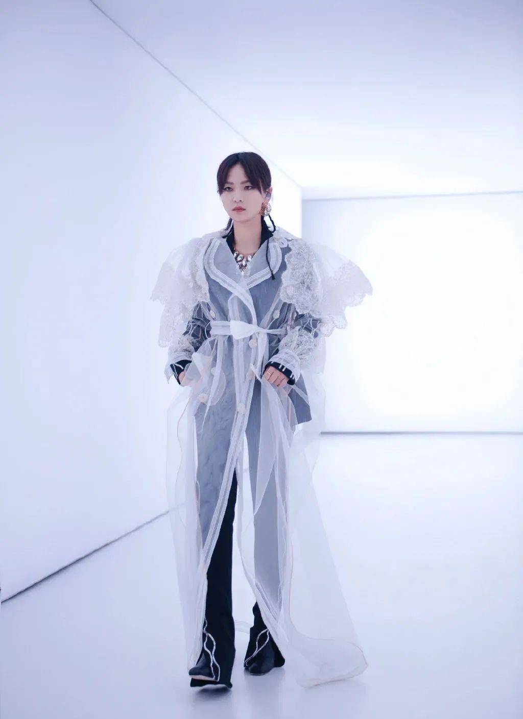 周笔畅|《浪姐2》女星造型看似普通:张柏芝红裙上万,杨钰莹耳环36万