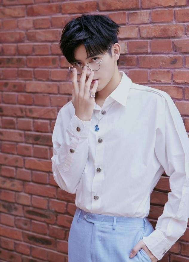 马甲|陈飞宇改中国籍后首次露面，打扮清爽被簇拥装高冷，仨助理排场大