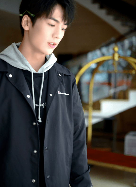 张凌赫|《吉星高照》路透被嘲，《皓衣行》被拉出来对比，服装造型很关键