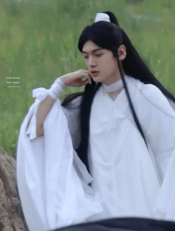 张凌赫|《吉星高照》路透被嘲，《皓衣行》被拉出来对比，服装造型很关键