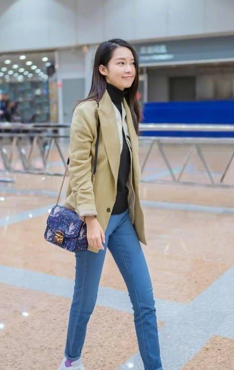 浅绿色|衬衫扣这样系才美，李沁留两颗变V字领，搭配着牛仔裤穿美绝了！