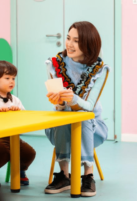 洪欣|洪欣与小9岁老公看着有年龄差，虽然两人穿着情侣色，但有点差距