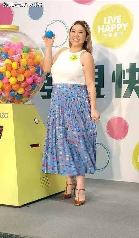 白幼|郑欣宜真自信，白色上衣配印花半身裙休闲舒适，虽胖却有曲线感