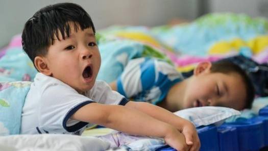 睡眠|幼儿园孩子假睡觉：老师出门我撒欢，老师一来就闭眼