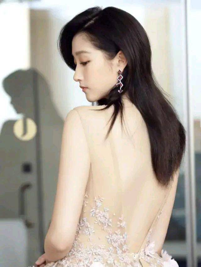 身材|穿好时尚露背礼服,是很考验身材的哦!