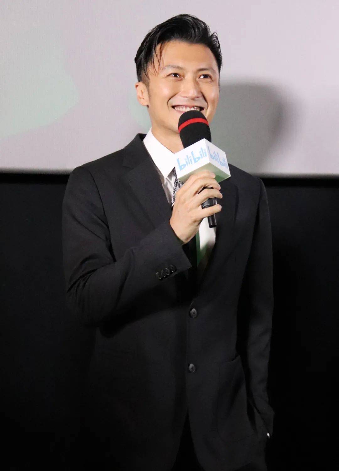 40岁谢霆锋久违亮相，利落笔挺不显老态，曾捐款100万援助河南