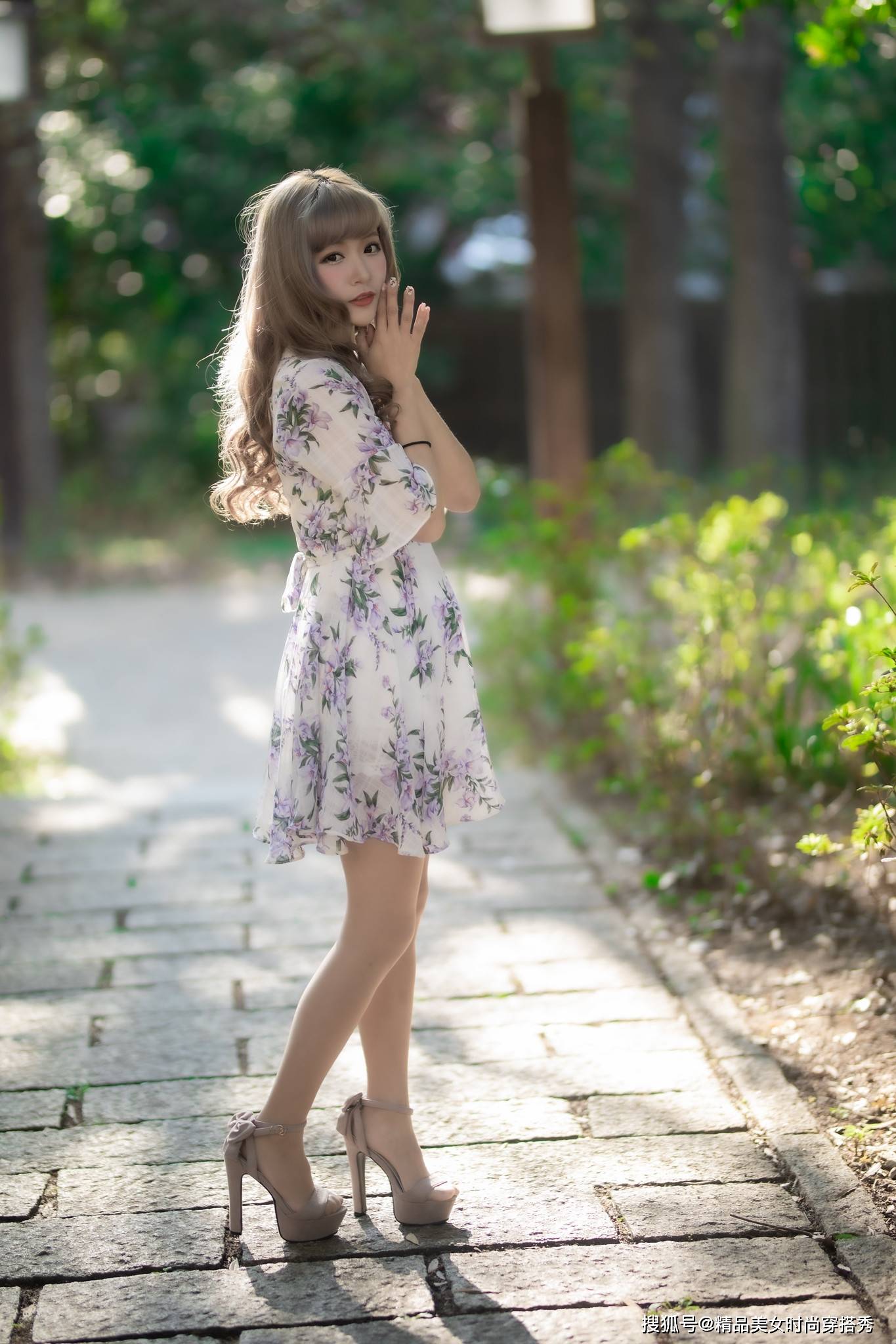 高跟鞋|紫色的印花裙，浪漫的喇叭袖设计，甜美减龄