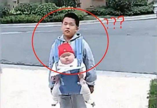 无可|兄妹俩相差十岁，哥哥带妹妹出行一脸生无可恋：比书包还要重！