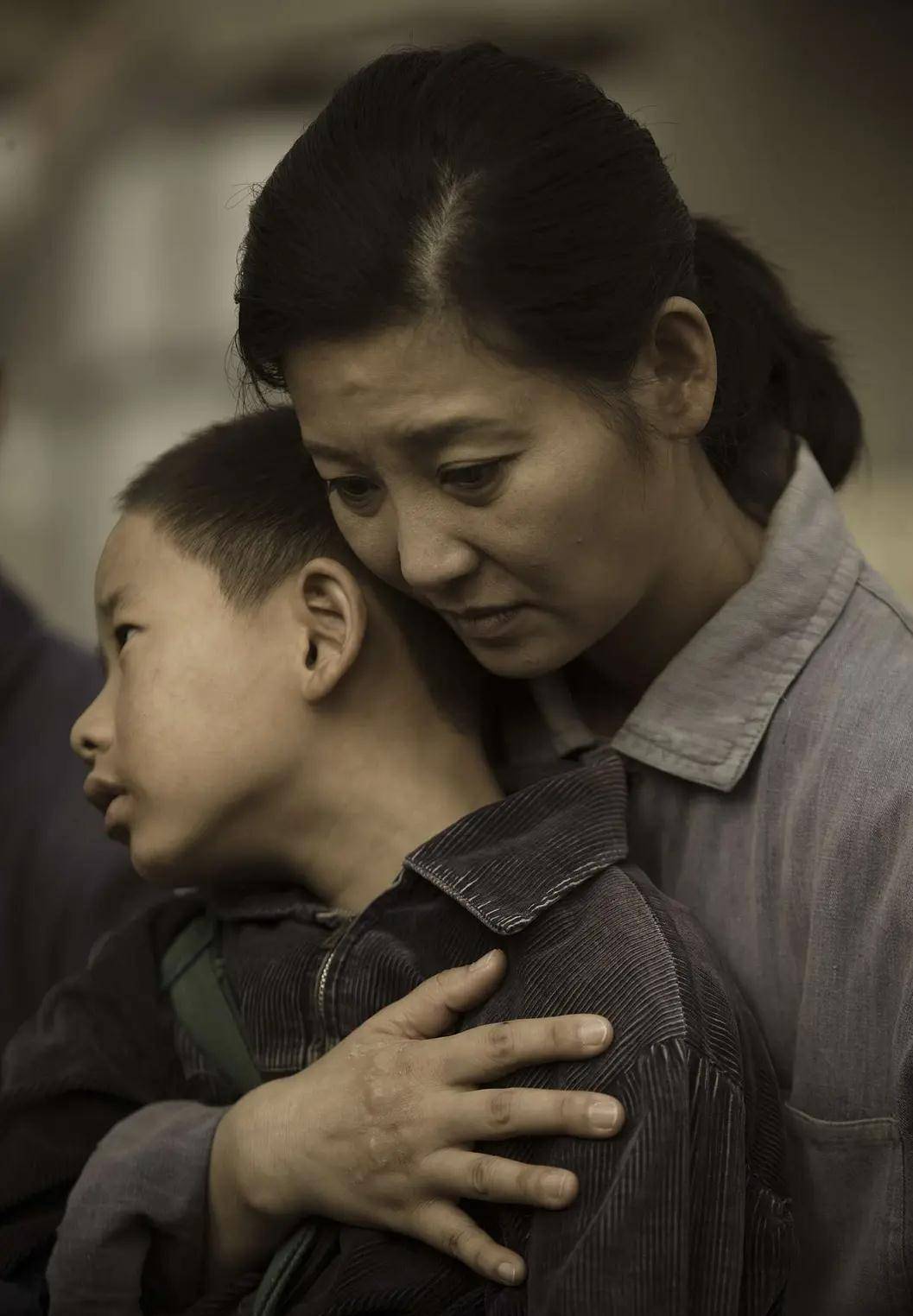 因为|11年后再看《唐山大地震》，我终于明白徐帆为什么要救儿子