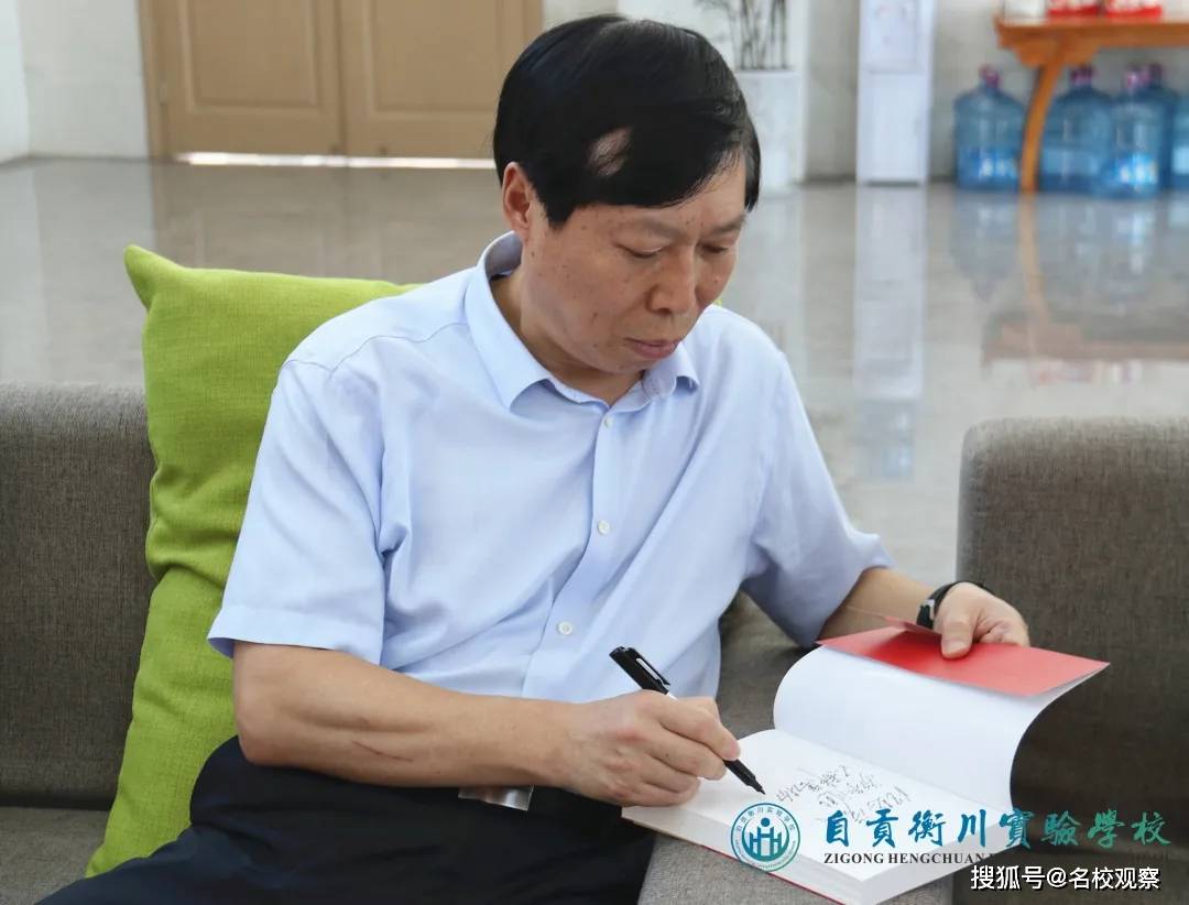 700分首届学子就考入清华富顺县委书记邹登权慰问自贡衡川学子王藜蓉