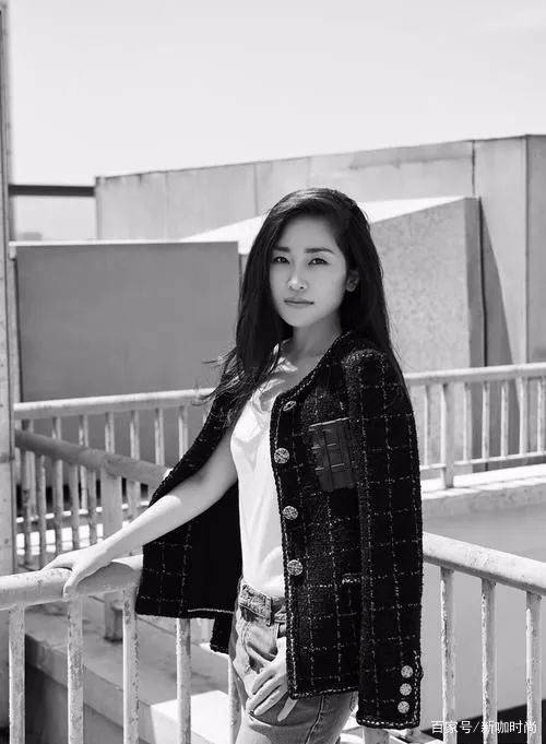 黑色|张艺谋大女儿长这样，穿黑白碎花裙优雅大气，身量娇小气质佳