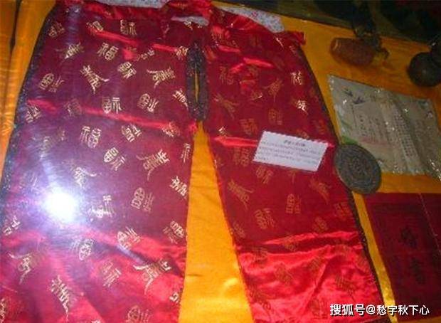 其实,拿这块白布就是为了验证女子是不是恪守妇道,因为,在古代,男方很